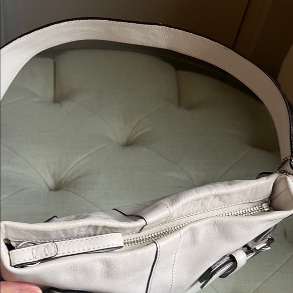 Vintage Coach White Leather Shoulder Bag
With Silver Tone Buckles And Rings - Picture 12 of 12